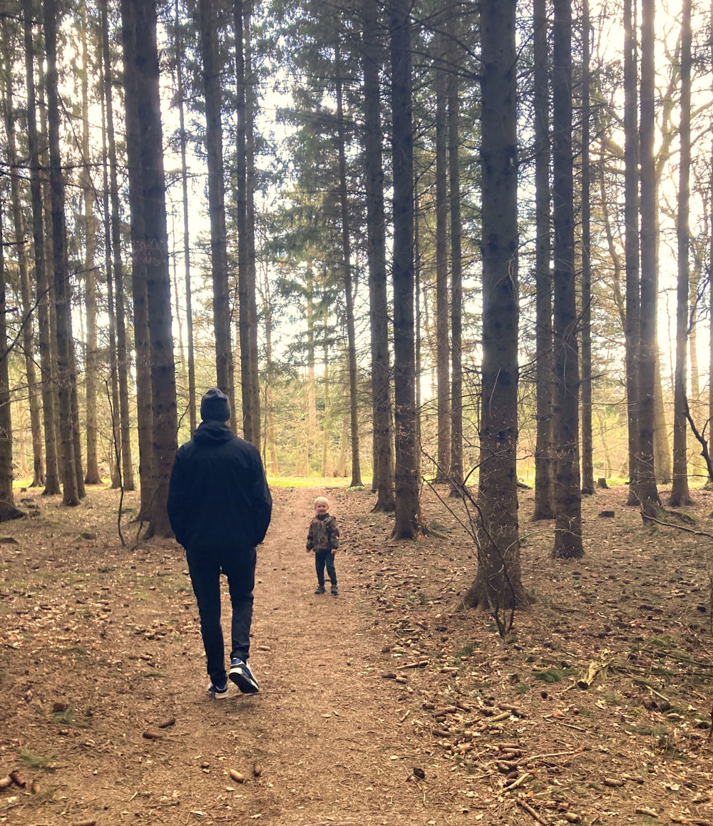 Jeg går tur i skoven med mine børn